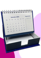 Caixa cartonada com calendário de mesa